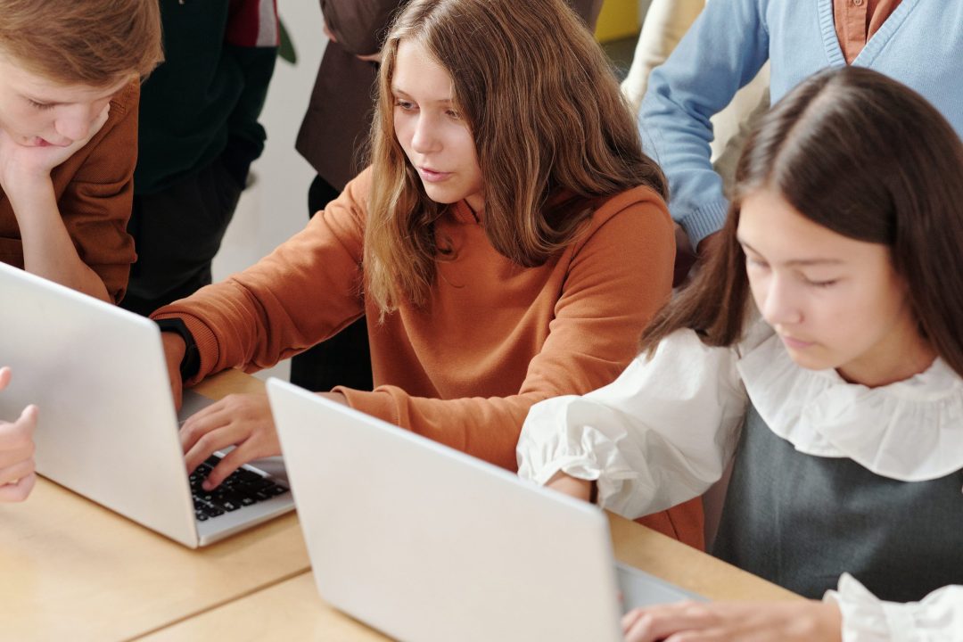 Alumnos de ESO consultando sus ordenadores